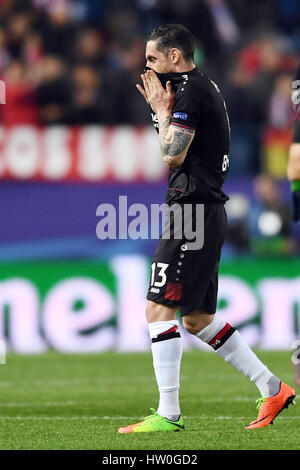 Madrid, Spagna. Xv Mar, 2017. Leverkusen's Roberto Hilbert reagisce alla sconfitta dopo la Champions League knock-out round di 16 match tra Atlético Madrid e Bayer Leverkusen presso lo stadio Vicente Calderón di Madrid in Spagna, 15 marzo 2017. Foto: Federico Gambarini/dpa/Alamy Live News Foto Stock