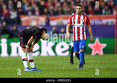 Madrid, Spagna. Xv Mar, 2017. Leverkusen Javier Hernandez reagisce durante la Champions League knock-out round di 16 match tra Atlético Madrid e Bayer Leverkusen presso lo stadio Vicente Calderón di Madrid in Spagna, 15 marzo 2017. Foto: Federico Gambarini/dpa/Alamy Live News Foto Stock