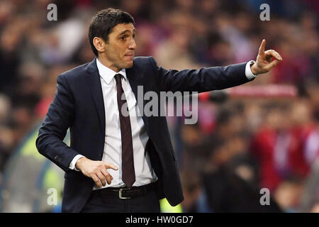 Madrid, Spagna. Xv Mar, 2017. Leverkusen allenatore Tayfun Korkut reagisce durante la Champions League knock-out round di 16 match tra Atlético Madrid e Bayer Leverkusen presso lo stadio Vicente Calderón di Madrid in Spagna, 15 marzo 2017. Foto: Federico Gambarini/dpa/Alamy Live News Foto Stock