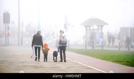 Brighton, Regno Unito. 16 Mar, 2017. Gli scuotipaglia in una fitta nebbia sul lungomare di Brighton questa mattina ma il sole caldo è previsto per alcune parti del sud est nuovamente con temperature ancora una volta prevede di raggiungere alte come 17 gradi celsius Credito: Simon Dack/Alamy Live News Foto Stock