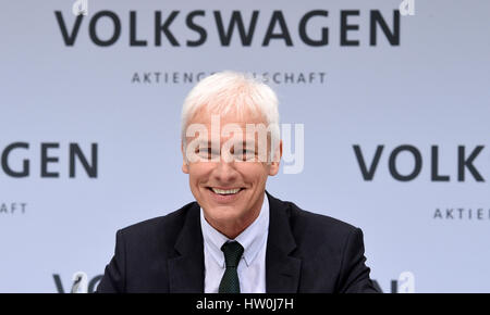 Wolfsburg, Germania. Xiv Mar, 2017. Matthias Mueller, CEO di Volkswagen AG parla all'annuale conferenza stampa per la Volkswagen AG nella sede aziendale in Wolfsburg, Germania, 14 marzo 2017. Foto: Rainer Jensen/dpa/Alamy Live News Foto Stock