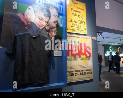 Leipzig, Germania. 16 marzo 2017. La maglietta indossata dall ex ministro degli esteri tedesco Fischer nel 1999 durante la vernice attentato alla speciale conferenza di partito del partito Buendnis 90/Die Gruenen può essere visto durante un'anteprima all'Zeitgeschichtliches Forum (forum contemporaneo) a Leipzig, Germania, 16 marzo 2017. La mostra intitolata "Ab morgen Kameraden! Armee der Einheit' (lit. Credito: dpa picture alliance/Alamy Live News Foto Stock