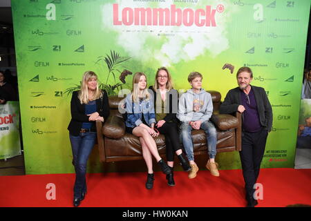 Colonia, Germania. Xiv Mar, 2017. Regista e produttore Soenke Wortmann (R), la moglie Cecilia Kunz (L) e bambini, fotografata alla premiere del film 'Lommbock' al Cinedom e a Colonia, Germania, 14 marzo 2017. - Nessun filo SERVICE - foto: Horst Galuschka/dpa/Alamy Live News Foto Stock