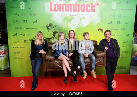 Colonia, Germania. Xiv Mar, 2017. Regista e produttore Soenke Wortmann (R), la moglie Cecilia Kunz (L) e bambini, fotografata alla premiere del film 'Lommbock' al Cinedom e a Colonia, Germania, 14 marzo 2017. - Nessun filo SERVICE - foto: Horst Galuschka/dpa/Alamy Live News Foto Stock