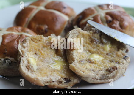 N del XII secolo un monaco anglicana cotto i panini e contrassegnati con una croce in onore del Venerdì Santo che è diventato un simbolo del fine settimana di Pasqua. Foto Stock