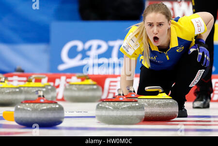 Pechino, Cina. 23 Mar, 2017. Sara McManus di Svezia reagisce durante il mondo femminile Campionato di Curling round-robin match contro la Cina a Pechino Capitale della Cina, 23 marzo 2017. La Svezia ha vinto 10-4 . Credito: Wang Lili/Xinhua/Alamy Live News Foto Stock