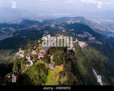 Chongqing. 22 Mar, 2017. Foto aerea adottate il 22 marzo 2017 mostra il tempio Jingyin su una rupe di montagna Gujian Qijiang nel distretto del sud-ovest della Cina di Chongqing. Il Jingyin antico tempio fu inizialmente costruito nella dinastia Song (960-1279). Credito: Liu Chan/Xinhua/Alamy Live News Foto Stock