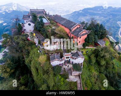 Chongqing. 22 Mar, 2017. Foto aerea adottate il 22 marzo 2017 mostra il tempio Jingyin su una rupe di montagna Gujian Qijiang nel distretto del sud-ovest della Cina di Chongqing. Il Jingyin antico tempio fu inizialmente costruito nella dinastia Song (960-1279). Credito: Liu Chan/Xinhua/Alamy Live News Foto Stock