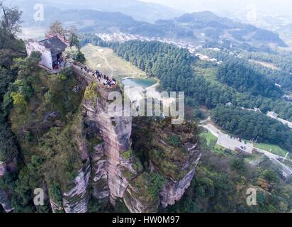 Chongqing. 22 Mar, 2017. Foto aerea adottate il 22 marzo 2017 mostra il tempio Jingyin su una rupe di montagna Gujian Qijiang nel distretto del sud-ovest della Cina di Chongqing. Il Jingyin antico tempio fu inizialmente costruito nella dinastia Song (960-1279). Credito: Liu Chan/Xinhua/Alamy Live News Foto Stock