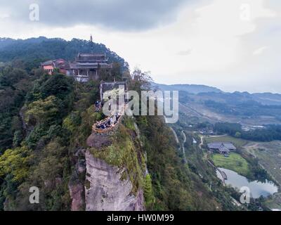 Chongqing. 22 Mar, 2017. Foto aerea adottate il 22 marzo 2017 mostra il tempio Jingyin su una rupe di montagna Gujian Qijiang nel distretto del sud-ovest della Cina di Chongqing. Il Jingyin antico tempio fu inizialmente costruito nella dinastia Song (960-1279). Credito: Liu Chan/Xinhua/Alamy Live News Foto Stock