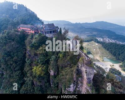 Chongqing. 22 Mar, 2017. Foto aerea adottate il 22 marzo 2017 mostra il tempio Jingyin su una rupe di montagna Gujian Qijiang nel distretto del sud-ovest della Cina di Chongqing. Il Jingyin antico tempio fu inizialmente costruito nella dinastia Song (960-1279). Credito: Liu Chan/Xinhua/Alamy Live News Foto Stock