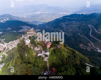 Chongqing. 22 Mar, 2017. Foto aerea adottate il 22 marzo 2017 mostra il tempio Jingyin su una rupe di montagna Gujian Qijiang nel distretto del sud-ovest della Cina di Chongqing. Il Jingyin antico tempio fu inizialmente costruito nella dinastia Song (960-1279). Credito: Liu Chan/Xinhua/Alamy Live News Foto Stock