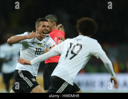 Dortmund, Germania. 22 Mar, 2017. La Germania Lukas Podolski (L) celebra il suo obiettivo 1-0 con il compagno di squadra di Leroy sane durante l'amichevole internazionale partita di calcio tra Germania e Inghilterra al Signal Iduna Park di Dortmund, Germania, 22 marzo 2017. Foto: Ina Fassbender/dpa/Alamy Live News Foto Stock