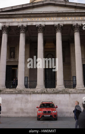 Londra, Regno Unito. 22 Mar, 2017. Auto della Polizia di guardia a Trafalgar Square a Londra dopo il presunto attacco terroristico Credito: Jon Rosenthal/Alamy Live News Foto Stock