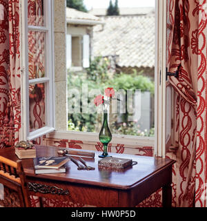 Escursioni dalla finestra in rosso e bianco in camera da letto. Foto Stock