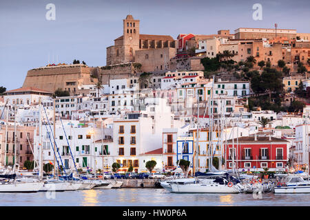 La città di Ibiza porto e la città vecchia, Ibiza, Isole Baleari, Spagna Foto Stock