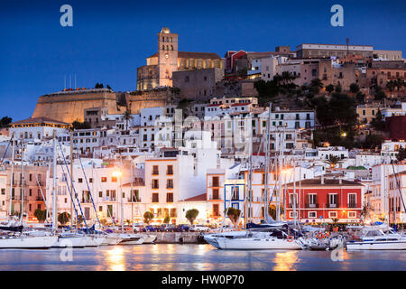 La città di Ibiza porto e la città vecchia, Ibiza, Isole Baleari, Spagna Foto Stock