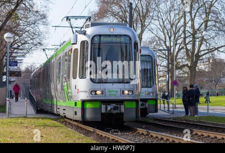 Hannover / Germania - marzo 12, 2017: tedesco tram dal uestra rigidi per la fermata successiva. uestra è l'operatore di trasporti pubblici nella città di hanove Foto Stock