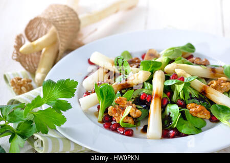 Asparagi bianchi su la valeriana con canditi di noci, semi di melograno e aceto balsamico Foto Stock