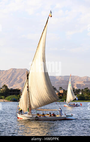Feluche sul Nilo a Luxor, Egitto Foto Stock