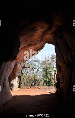 Bhimbetka ripari, Madhya Pradesh, India- Gennaio 22, 2016: all'interno dell'Auditorium grotta con dipinti preistorici sulla parete di Bhimbetka UNES Foto Stock