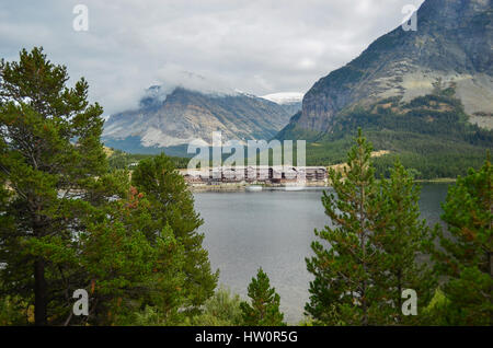 Swiftcurrent Lago & molti ghiacciai Lodge nel Parco Nazionale di Glacier, Montana, USA Foto Stock