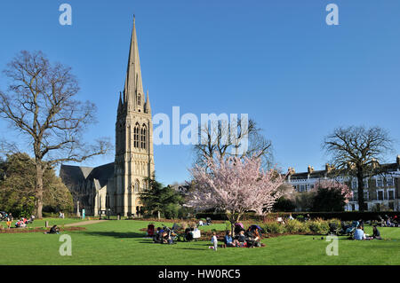 Clissold Park Stoke Newington nel nord di Londra e St Mary's nuova chiesa Foto Stock