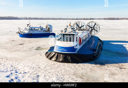 SAMARA, Russia - 11 Marzo 2017: Hovercraft passeggero sul ghiaccio del congelato sul fiume Volga a Samara, Russia Foto Stock