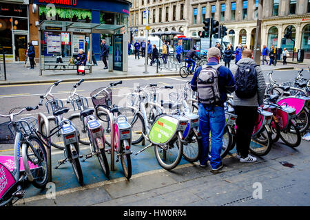 Noleggio di biciclette nel centro della città di Glasgow Foto Stock