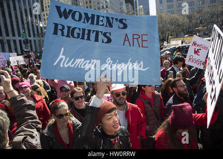 La Giornata internazionale della donna Rally & marzo al Trump International Hotel nella città di New York, dare il messaggio come la metà della popolazione, le donne sono holding di governo e soprattutto il Trump amministrazione responsabile delle sue azioni. Foto Stock