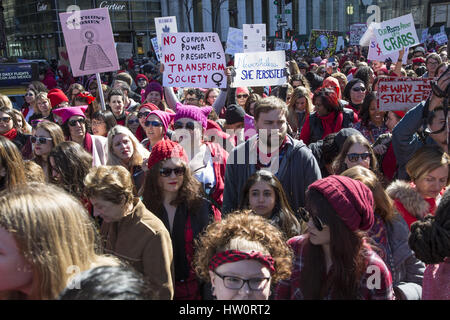 La Giornata internazionale della donna Rally & marzo al Trump International Hotel nella città di New York, dare il messaggio come la metà della popolazione, le donne sono holding di governo e soprattutto il Trump amministrazione responsabile delle sue azioni. Foto Stock