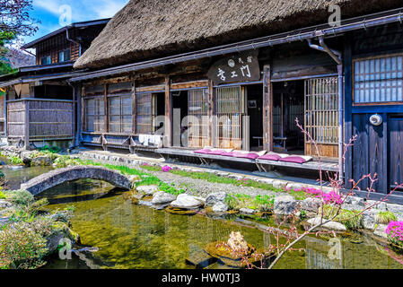 Shirakawa-go, Giappone - 25 Aprile 2014: Vista di Minshuku esterno al mattino. Minshuku sono una versione di bilancio di ryokan Foto Stock