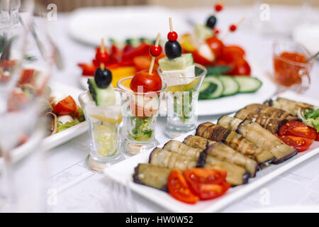 Fritti rustico melanzane ripiene con il formaggio e la carne. Foto Stock