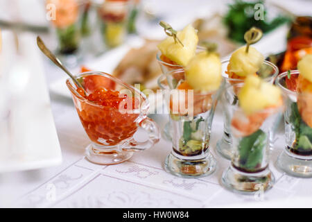 Caviale rosso in un piatto decorativo sulla tavola del Natale. Foto Stock