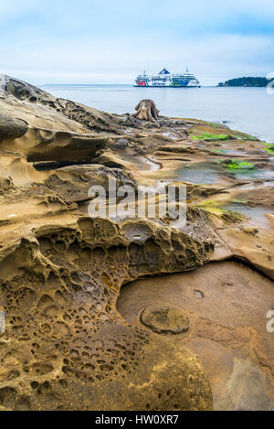 BC Ferry sails attraverso Active passano, tra le isole del golfo, British Columbia, Canada Foto Stock