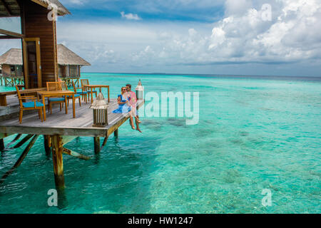 Maldive Rangali Island. Conrad Hilton Resort. Coppia al Mandhoo ristorante biologico oltre oceano (MR). Foto Stock