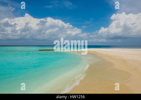 Maldive Rangali Island. Conrad Hilton Resort. Spiaggia di sabbia bianca e l'oceano. Foto Stock