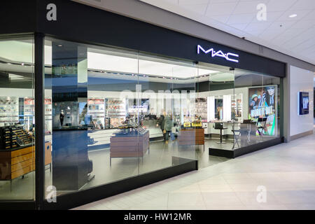 MAC / M.A.C. cosmetics store front, negozio di fronte, ingresso, facciata, trucco, make-up, prodotti di bellezza a Masonville Place, London, Ontario, Canada. Foto Stock
