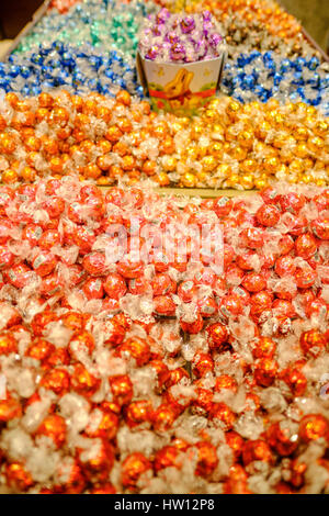 Centinaia multicolore, Gusti Assortiti, Lindor tartufi di cioccolato sul visualizzatore in corrispondenza di una cioccolata Lindt negozio a Londra, Ontario, Canada. Foto Stock