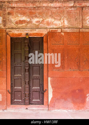 Mughal di arenaria rossa architettura vicino al Taj Mahal di Agra, India. Foto Stock