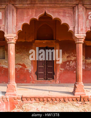 Mughal di arenaria rossa architettura vicino al Taj Mahal di Agra, India. Foto Stock