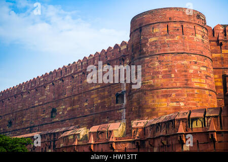 Le mura e bastioni di Agra fort costruito dal Mughals nello Stato indiano dell'Uttar Pradhesh. Foto Stock