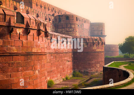Le mura e bastioni di Agra fort costruito dal Mughals nello Stato indiano dell'Uttar Pradhesh. Foto Stock