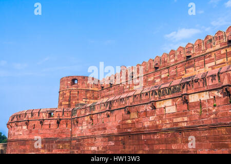 Le mura e bastioni di Agra fort costruito dal Mughals nello Stato indiano dell'Uttar Pradhesh. Foto Stock