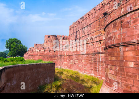 Le mura e bastioni di Agra fort costruito dal Mughals nello Stato indiano dell'Uttar Pradhesh. Foto Stock