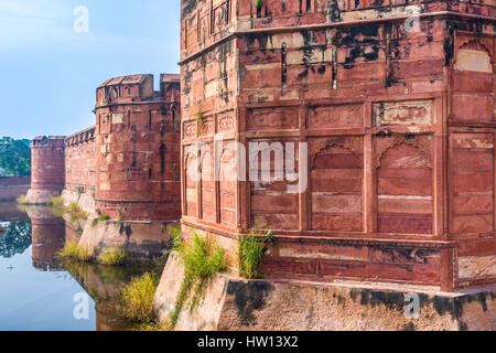 Le mura e bastioni di Agra fort costruito dal Mughals nello Stato indiano dell'Uttar Pradhesh. Foto Stock