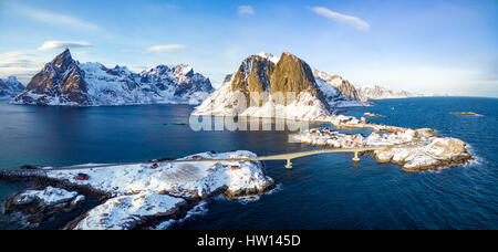 Hamnoy dal di sopra, isole Lofoten in Norvegia. Inverno in una giornata di sole Foto Stock