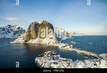 Hamnoy dal di sopra, isole Lofoten in Norvegia. Inverno in una giornata di sole Foto Stock