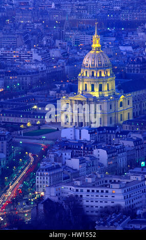 Vista in elevazione del Hotel des Invalides al crepuscolo, Parigi, Francia Foto Stock