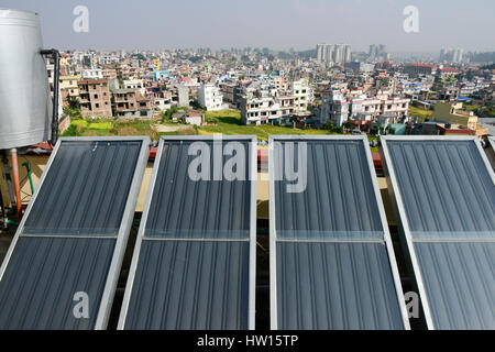 Il Nepal Kathmandu, appartamento edificio con collettore solare per il riscaldamento di acqua / Haus mit Sonnenkollektor fuer Warmwasseraufbereitung Foto Stock